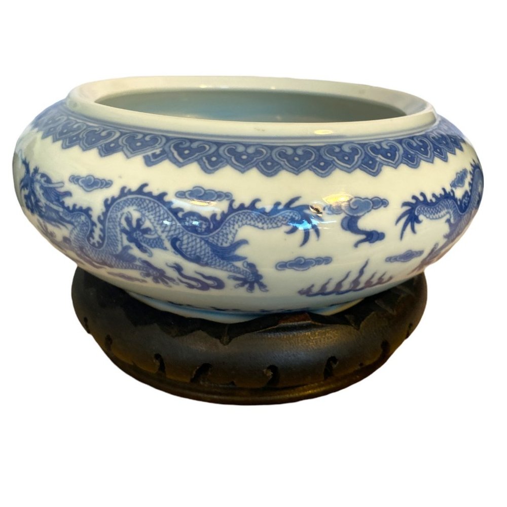 BEAUTIFUL BLUE AND WHITE ASIAN THEMED LARGE ROUND CERAMIC BOWL ON STAND (EUC)